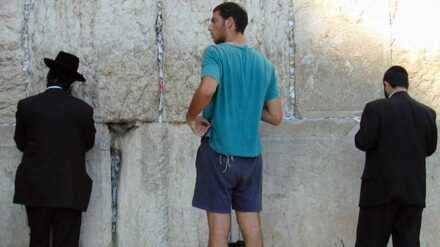 Viele Menschen glauben, dass die Klagemauer eine Abkürzung ihrer Gebete zu Gott ist und stecken daher Zettel mit aufgeschriebenen Bitten zwischen die Steine.
