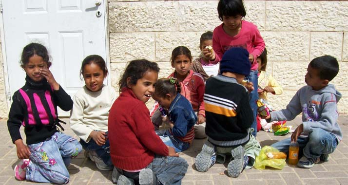 Kinder in einer Schule für Beduinen im Negev