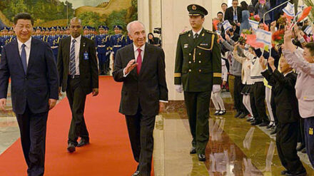 Peres wurde in Peking von einer Ehrengarde und einem Kinderchor empfangen.