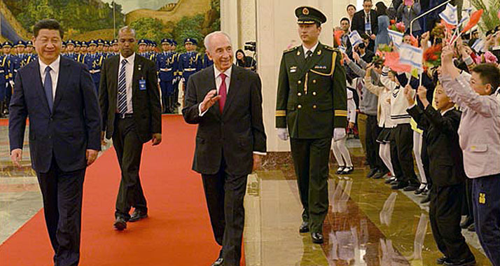 Peres wurde in Peking von einer Ehrengarde und einem Kinderchor empfangen.