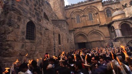 Tausende Christen kommen jährlich zur Osterfeuerzeremonie nach Jerusalem - für die Sicherheitsauflagen der israelischen Polizei haben sie kaum Verständnis.