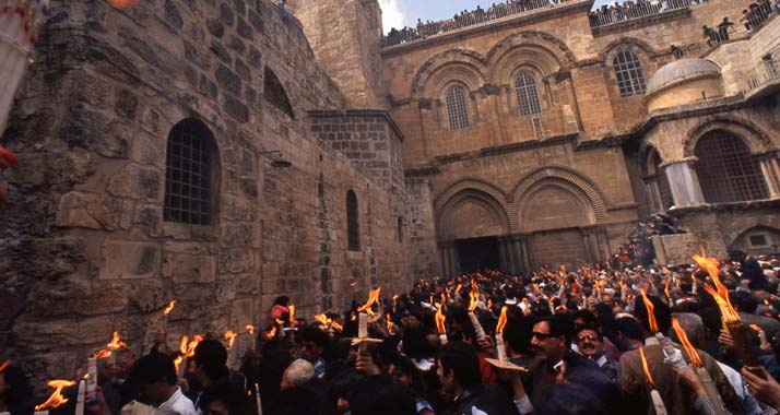 Tausende Christen kommen jährlich zur Osterfeuerzeremonie nach Jerusalem - für die Sicherheitsauflagen der israelischen Polizei haben sie kaum Verständnis.