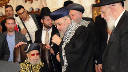 Rabbi Schalom Cohen (r.) bei der feierlichen Amtseinführung des sephardischen Oberrabbiners Jitzhak Josef