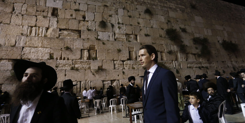 Auf Begegnung mit den Religionen bedacht: Außenminister Kurz (r.) an der Klagemauer