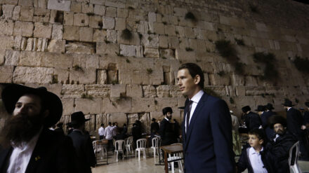 Auf Begegnung mit den Religionen bedacht: Außenminister Kurz (r.) an der Klagemauer