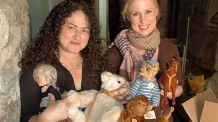 100 Jahre alte "Steiff-Tiere" und originalgetreue Nachbildungen treffen für die Ausstellung in Jerusalem ein.