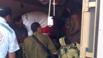 Israelische Streitkräfte und palästinensische Rettungssanitäter helfen gemeinsam einem Baby.