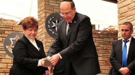 Mosche Ja'alon eröffnet zusammen mit der Mutter eines gefallenen Soldaten die Bauarbeiten für die Gedenkstätte.