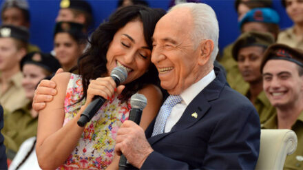 Sängerin Rita unterstützt Peres bei dem Lied "Fly Little Bird".