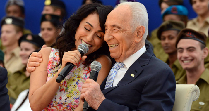 Sängerin Rita unterstützt Peres bei dem Lied "Fly Little Bird".