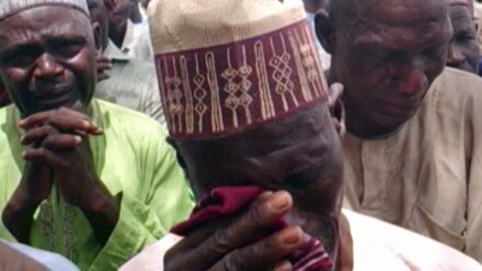 Eltern der in Chibok entführten Mädchen weinen um ihre Kinder.