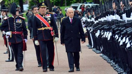 Peres wird von König Harald V. (l.) und einer Ehrengarde in Oslo begrüßt.