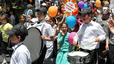Kinder bei einer Prozession zum Lag Ba'Omer in Jerusalem