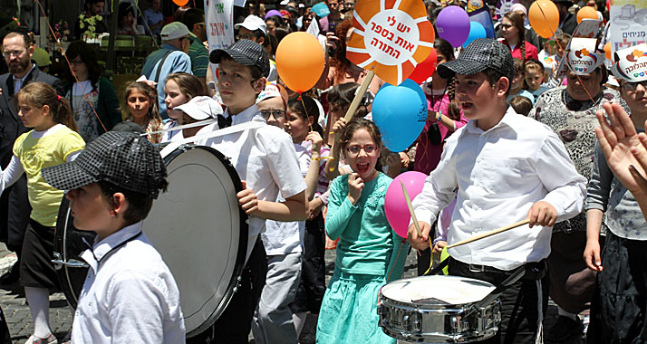 Kinder bei einer Prozession zum Lag Ba'Omer in Jerusalem