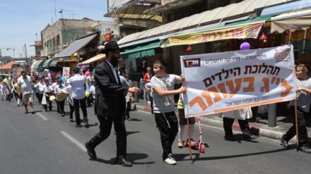 Mit Trommel und Transparent: Die Prozession zum Fest "Lag Ba'Omer" bahnt sich ihren Weg.