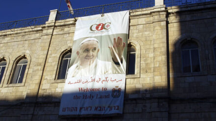 Am katholischen Informationszentrum in der Jerusalemer Altstadt ist der Papst schon vor seiner Israelreise zu sehen.