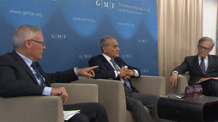 Jadlin (l.) und Al-Saud (M.) diskutieren über die Arabische Friedensinitiative. Das Panel moderierte der "Washington Post"-Redakteur David Ignatius (r.).