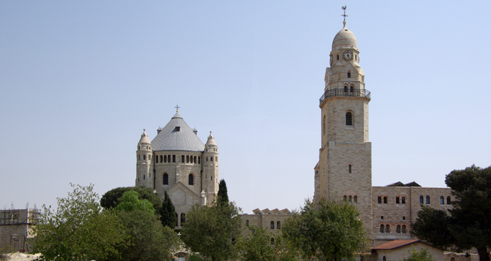 In der Jerusalemer Dormitio-Abtei legte ein Unbekannter am Montagabend ein Feuer.