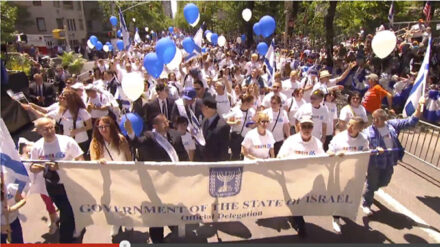 Über 35.000 Menschen marschierten am Sonntag durch die Fifth Avenue in Manhattan als Zeichen der Solidarität mit Israel.
