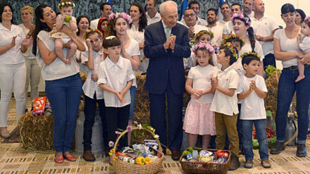 Der scheidende Staatspräsident Peres lobte die landwirtschaftliche Arbeit in Israel.