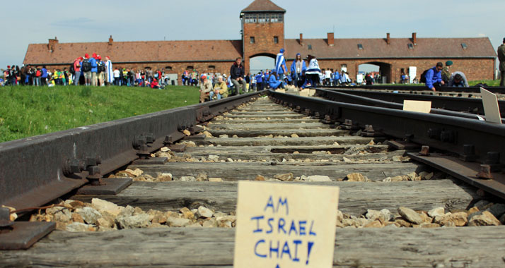 Tausende Menschen sind zum "Marsch der Lebenden" im ehemaligen Konzentrationslager Auschwitz zusammengekommen.