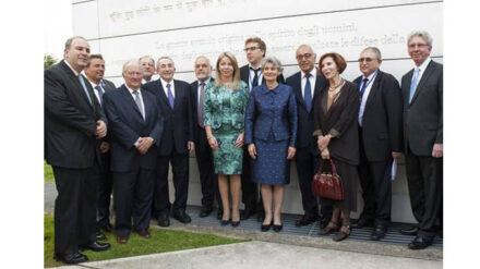 Gastgeber und Gäste bei der Eröffnung der vieldiskutierten Ausstellung am UNESCO-Hauptsitz in Paris