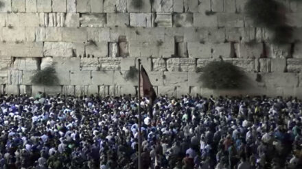 Hunderte Menschen beten an der Klagemauer für Naftali Frankel, Gilad Scha'ar und Ejal Jifrach.