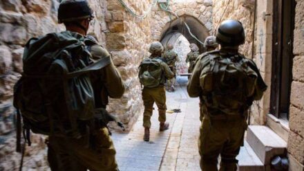 Auf der Suche nach den Entführten: Israelische Soldaten durchkämmen Straßen und Wohnungen.