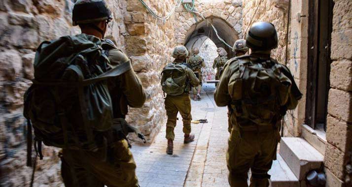 Auf der Suche nach den Entführten: Israelische Soldaten durchkämmen Straßen und Wohnungen.