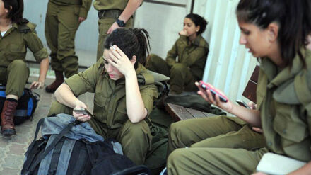 Auch in der Freizeit müssen Angehörige der israelischen Armee darauf achten, wem sie was mitteilen.