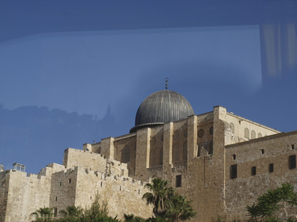 Israel soll sich laut UNESCO-Resolution gegen die Beschädigung der Al-Aksa-Moschee einsetzen. Das Bild zeigt die Moschee aus einem Busfenster fotografiert.