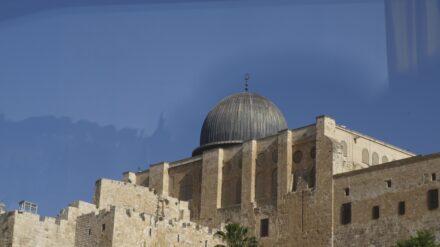 Israel soll sich laut UNESCO-Resolution gegen die Beschädigung der Al-Aksa-Moschee einsetzen. Das Bild zeigt die Moschee aus einem Busfenster fotografiert.