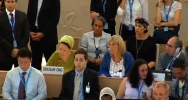 Ansprache an die Welt: Rachel Frankel (im grünen Kleid) trägt ihr Anliegen vor. Hinter ihr sitzen die beiden anderen Mütter der entführten Israelis.