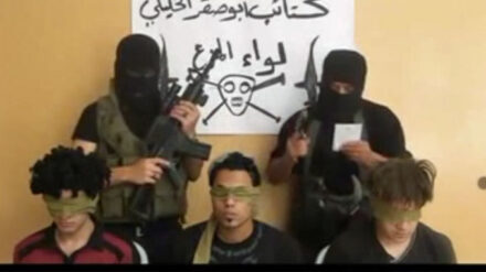 In einem Video bekennt sich die fiktive Terror-Organisation „Abu Saqr Al-Chalili“ zu der Entführung.