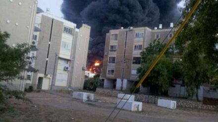 Eine Rakete aus dem Gazastreifen traf am Wochenende eine Fabrik im südisraelischen Sderot, die vollständig niederbrannte.