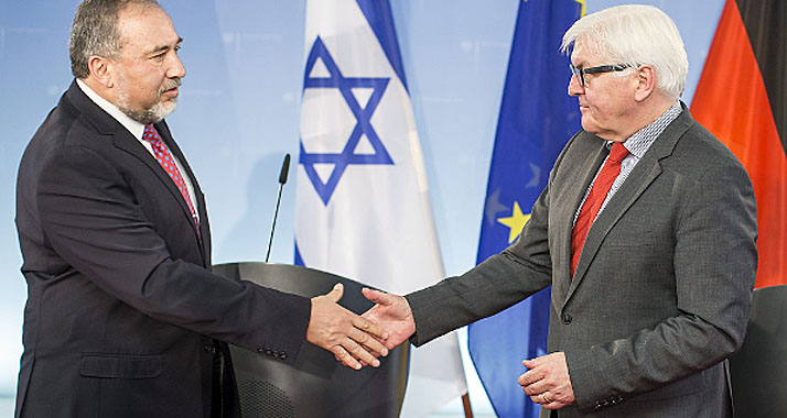 Besorgt wegen des Vormarsches der ISIS: die Außenminister Lieberman und Steinmeier am Montag in Berlin