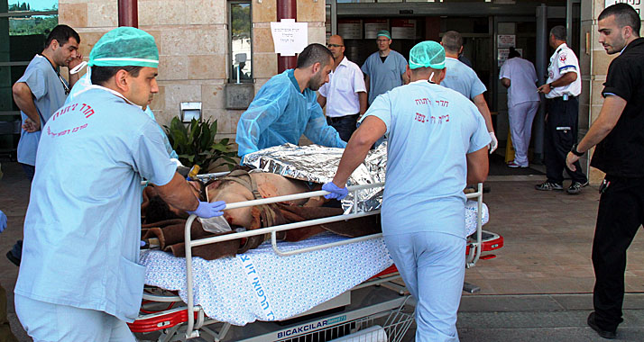 Nach ihrer Ankunft im Siv-Krankenhaus werden die syrischen Patienten in die Notaufnahme gebracht.