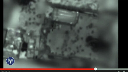 Das Militärvideo zeigt, wie Palästinenser als "menschliche Schutzschilde" auf das Dach steigen.