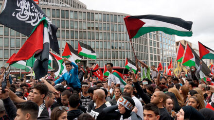 Am Samstag demonstrierten in Berlin rund 1.000 Menschen gegen die israelischen Angriffe im Gazastreifen.