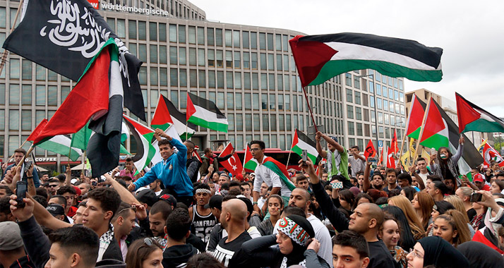 Am Samstag demonstrierten in Berlin rund 1.000 Menschen gegen die israelischen Angriffe im Gazastreifen.