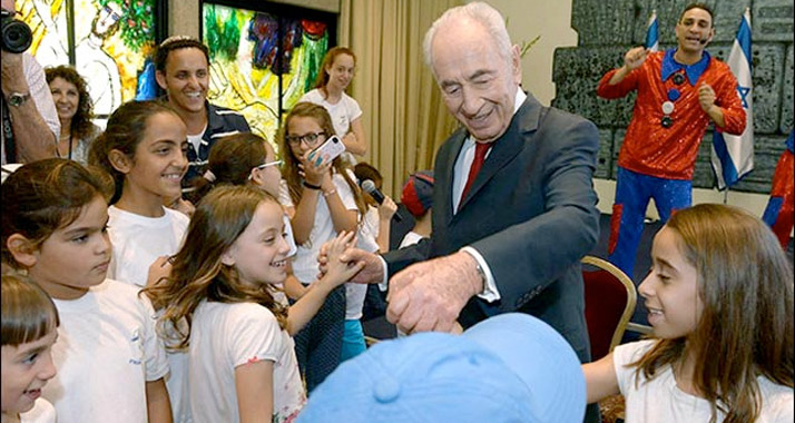 Rund 50 Kinder aus dem Süden durften ihren Präsidenten Peres besuchen.