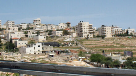 Ein 21-jähriger Palästinenser hat zwischen Al-Ram und dem Checkpoint Hisma Steine auf das Auto eines Israelis geworfen und wurde dabei erschossen. Im Bild: Ortschaft Hisma