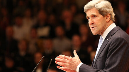 Um Vermittlung bemüht: US-Außenminister Kerry sucht das Gespräch mit Netanjahu und Abbas.