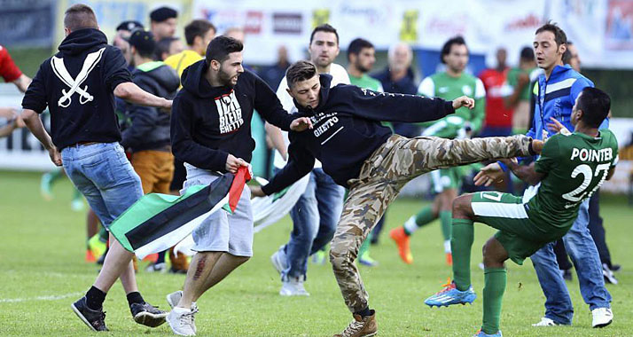 Pro-palästinensische Demonstranten greifen Haifa-Spieler (in grünen Trikots) an.