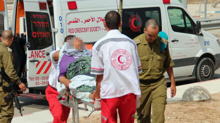 Ein verletzter Palästinenser aus dem Gazastreifen wird in das israelische Feldkrankenhaus gebracht.