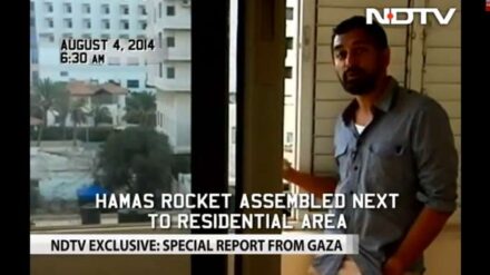 Vom Balkon seines Hotelzimmers beobachtet ein indischer Reporter, wie Hamas-Aktivisten einen Raketenstart vorbereiten.