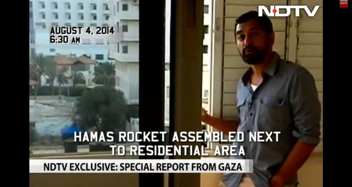Vom Balkon seines Hotelzimmers beobachtet ein indischer Reporter, wie Hamas-Aktivisten einen Raketenstart vorbereiten.