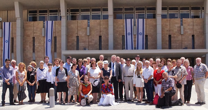 Die Reisegruppe vor der Knesset – vor einer von vielen Sehenswürdigkeiten im Heiligen Land.