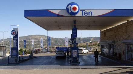 An einer Tankstelle besorgten die mutmaßlichen Mörder Benzin, mit dem sie ihr Opfer später übergossen. (Symbolbild)