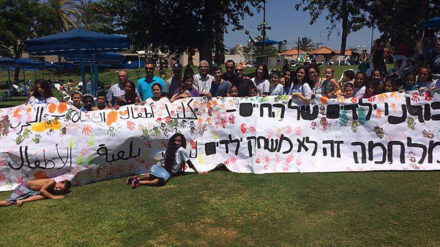 Ein zweisprachiges Transparent soll eine Friedensbotschaft an Kinder im Gazastreifen übermitteln.